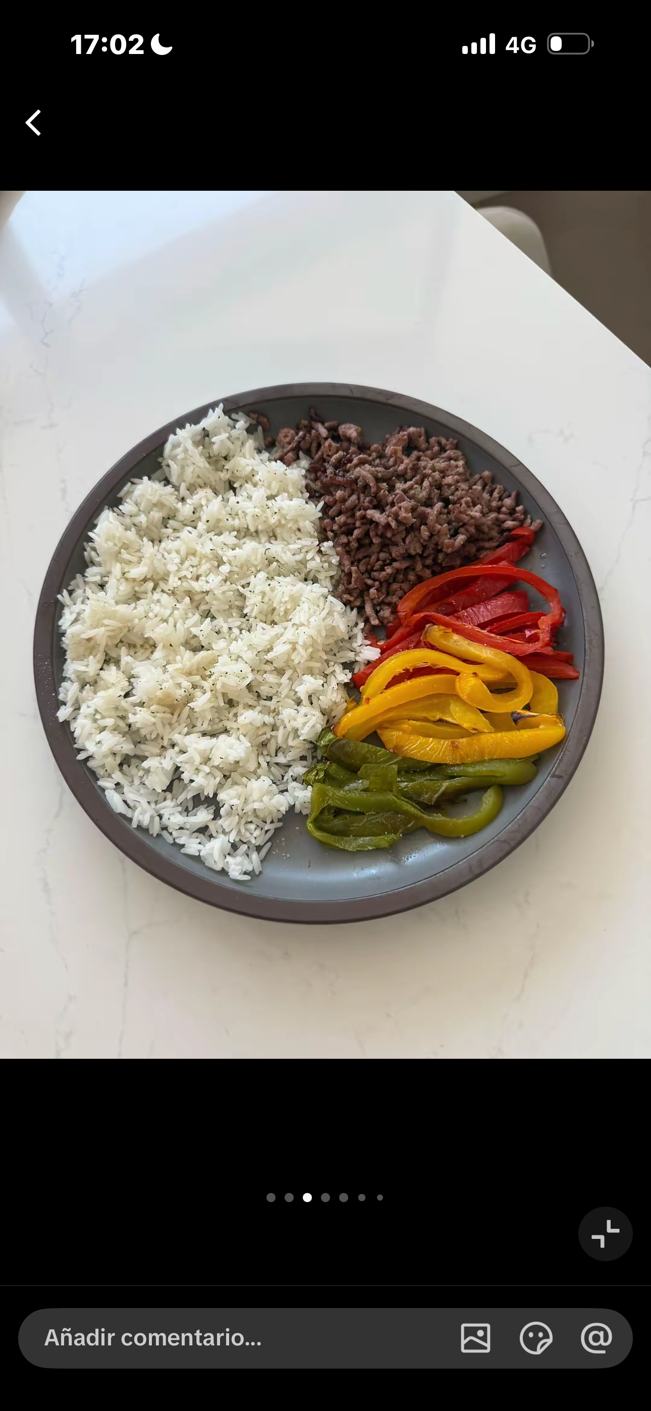 Arroz con carne picada y pimientos de colores