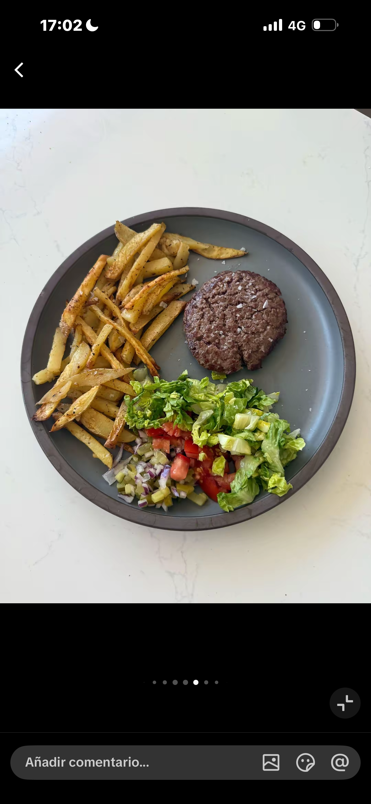 Hamburguesa con patatas y ensalada